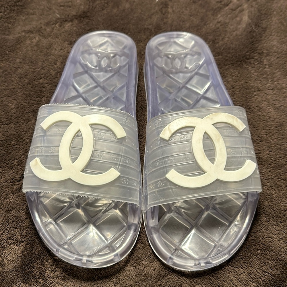 Women’s Chanel jelly slides